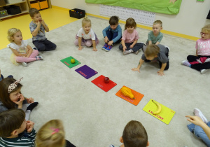 Owoce na kolorowych matach