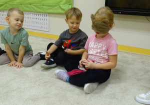 Dziewczynka ze śliwką w ręku