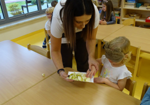 Bianka próbuje gruszki