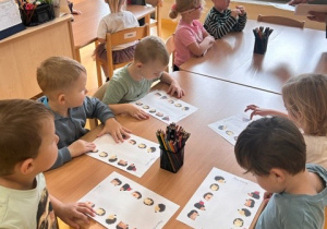 dzieci wykonują kartę pracy