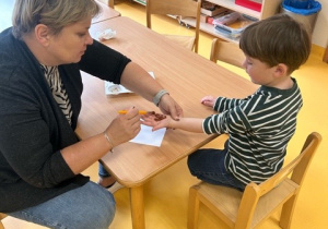 odcisk dłoni chłopca do pracy plastycznej