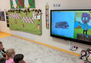 dzieci oglądają film edukacyjny na temat jeży