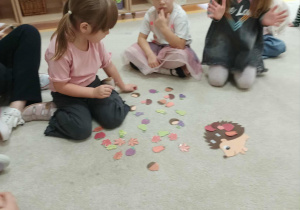 Dziewczynka wykonuje zdanie