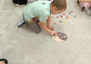 chłopiec wykonuje zadanie