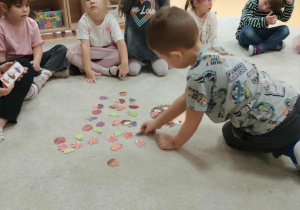 chłopiec wykonuje zadanie