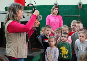 Dzieci w fabryce. Pani pokazuje dzieciom proces srebrzenia bombek