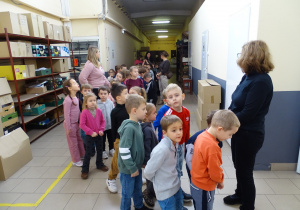 Dzieci zwiedzają fabrykę