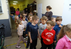 Dzieci zwiedząją fabrykę bombek