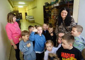 Panie z dziećmi pozują do zdjęcia