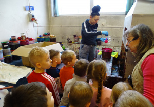 Dzieci oglądają proces farbowania bombek