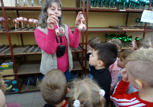 Pani pokazuje dzieciom ozdobione bombki