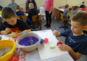 Dzieci dekorują bombki