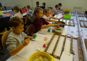 Dzieci dekorują bombki