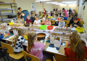 Dzieci dekorują bombki