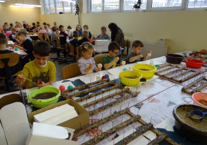 Dzieci dekorują bombki