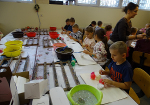 Dzieci dekorują bombki