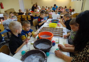Dzieci dekorują bombki