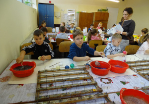 Dzieci dekorują bombki