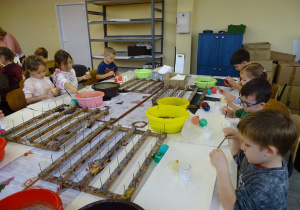 Dzieci dekorują bombki