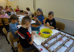 Dzieci dekorują bombki