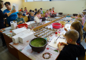 Dzieci dekorują bombki