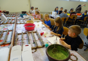 Dzieci dekorują bombki