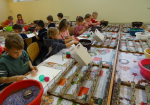 Dzieci dekorują bombki