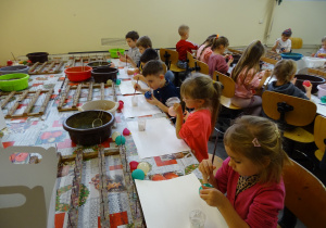 Dzieci dekorują bombki