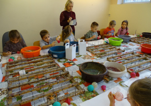 Dzieci dekorują bombki