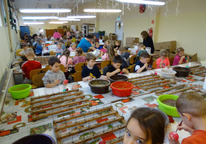 Dzieci dekorują bombki