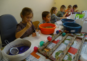 Dzieci dekorują bombki