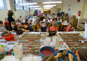 Dzieci dekorują bombki