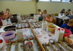 Dzieci dekorują bombki