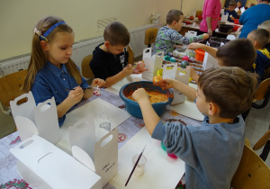 Dzieci dekorują bombki