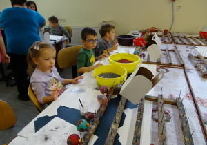 Dzieci dekorują bombki