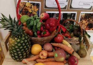 kącik jesienny z warzywami i owocami