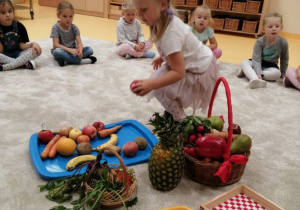zabawy sensoryczne z owocami i warzywami