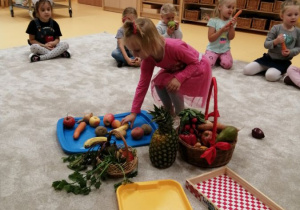 zabawy sensoryczne z owocami i warzywami