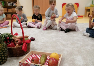 dzieci oglądają warzywa i owoce