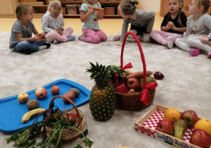 dzieci oglądają warzywa i owoce