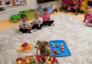 dzieci zaciekawione zapachem owocow i warzyw
