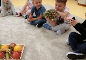 dzieci oglądają ananasa