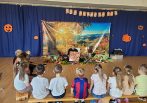 Pan opowiada dzieciom o życiu mrówek