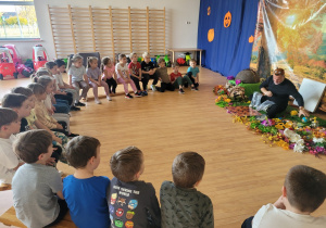 Pano opowiada dzieciom ciekawostki o życiu mrówek