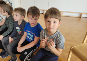 Wojtuś pokazuje mrówkę