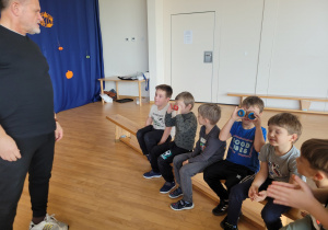 Dzieci oglądają świat oczami mrówek przez specjalne okulary