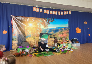 Pan pokazuje dzieciom grafiki z mrówkami