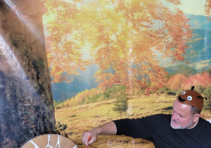 Pan pokazuje model mrowiska