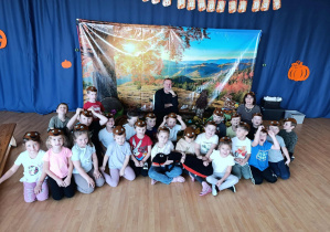 Zdjęcie grupowe, dzieci w czapeczkach z czułkami mrówek