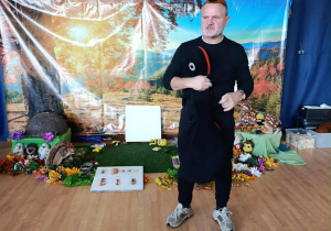 Pan pokazuje pluszową mrówkę